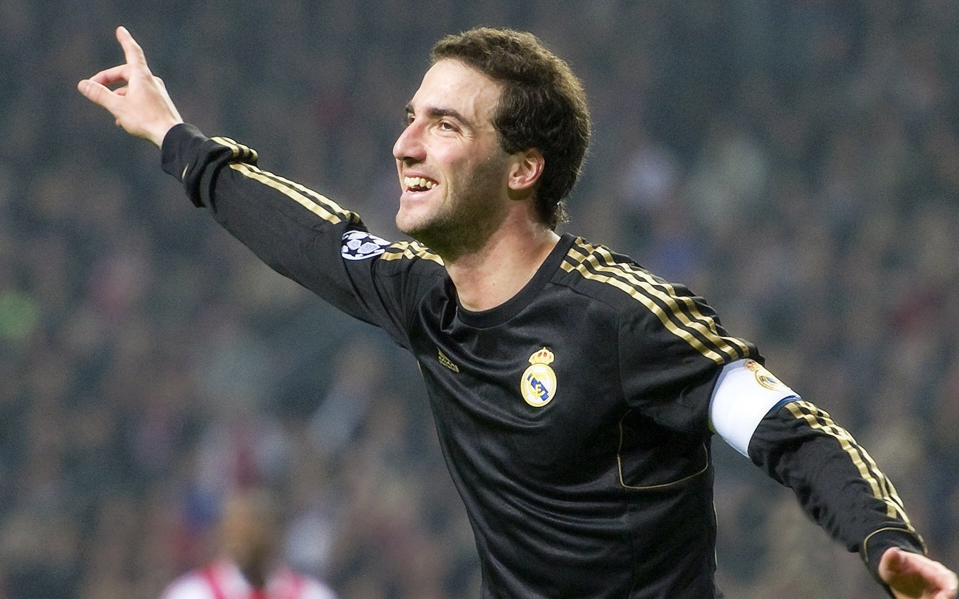 混合接力赛场 美国队展现冠军风范，美国4×400米混合接力